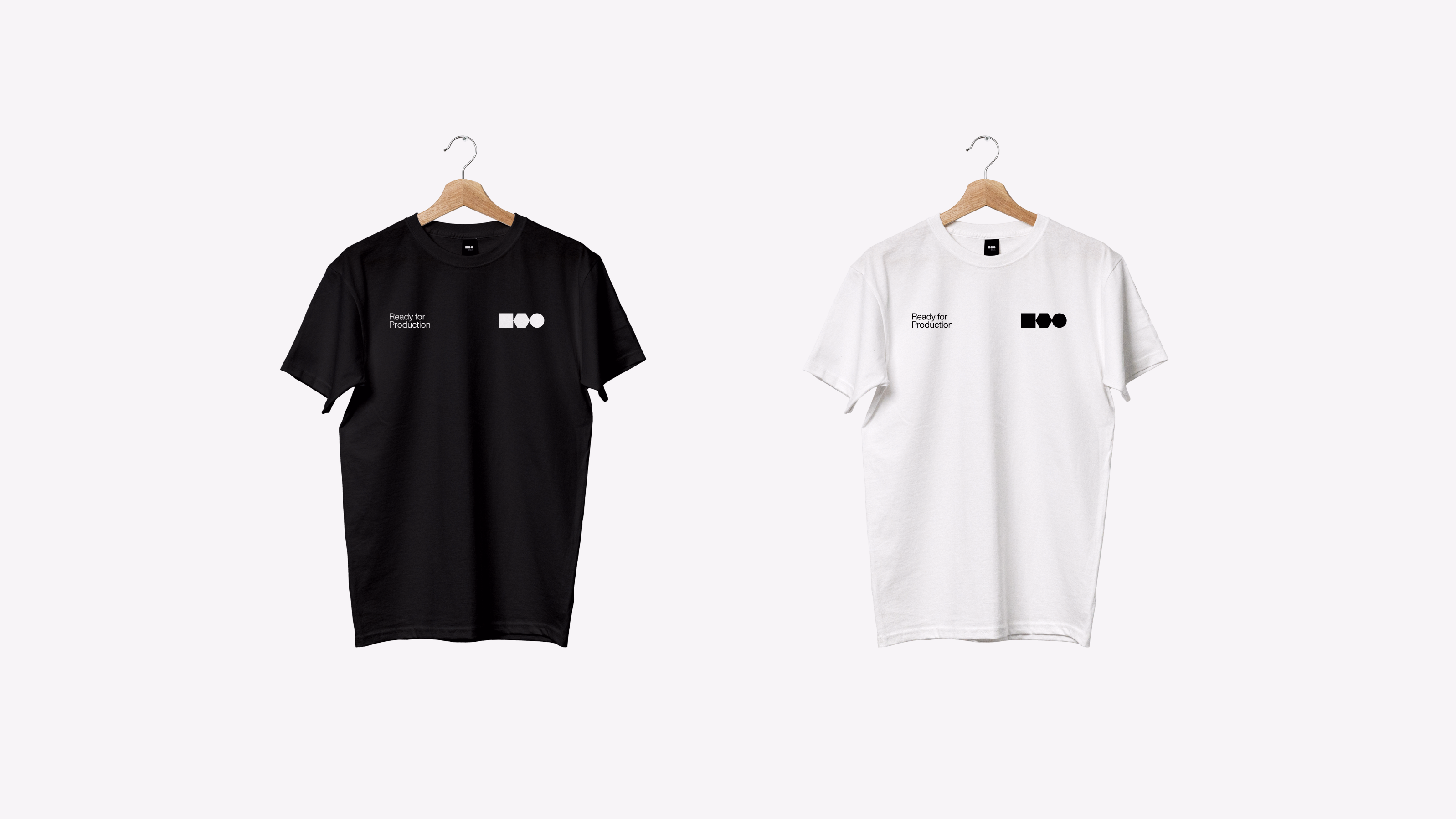 Ready for Production — Mockups de camisetas preta e branca com logo
