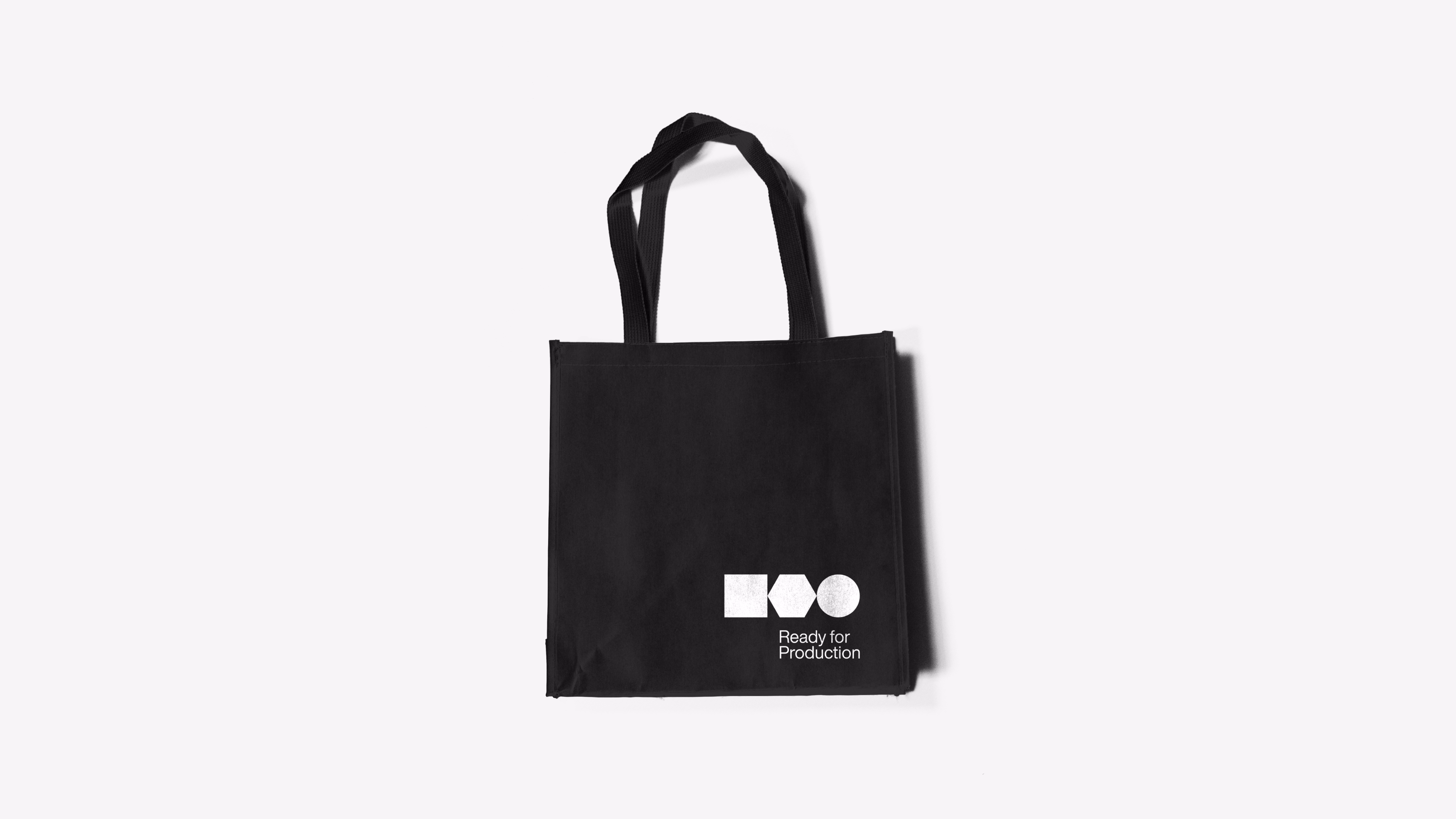 Ready for Production — Mockup de ecobag preta com logo branco
